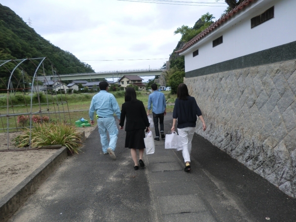 お施主様とキュービックホームスタッフで挨拶まわり